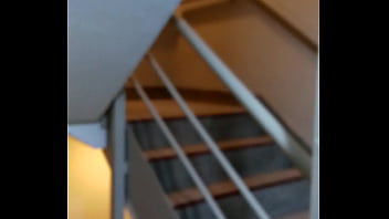 Mastubandome en las escaleras de hotel