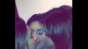 Garotas se beijando na festa