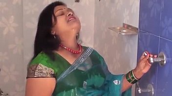 Hottest bathing by hot aunty