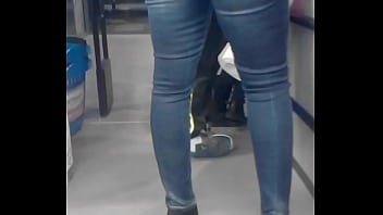Slut show you her superb ass of bitch in her jeans !