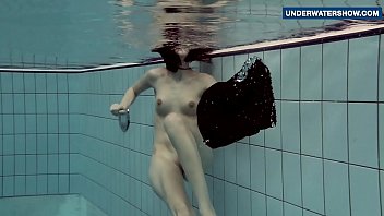 Flashing bright tits underwater makes everyone horny