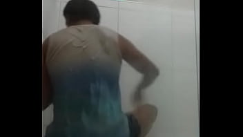 Bragueista taking a shower