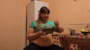Fat belly likes to eat a lot. The chubby eats her lunch and shakes a big, bare stomach. How and how much model bbw eat.