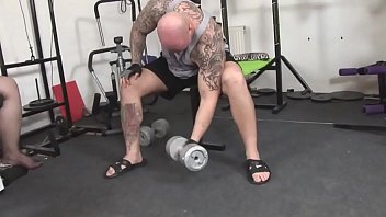 Amateur video while I train my m. makes a pump