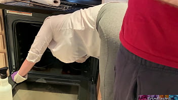 Silly stepmom gets stuck in the oven and wants to get fucked