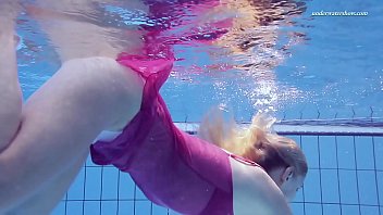 熱いロシアの水泳のベイビーエレナプロクロワ