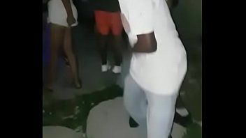 Young guy putting to fuck in the dance in the middle of the dunes while retarded screams behind the homi dances a lot