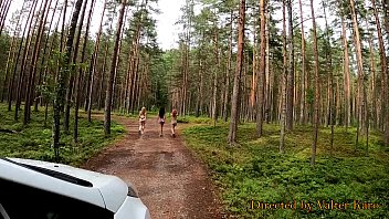 जंगल में टहलती हुई तीन महिला छात्रों को उठाओ - लड़कियों को पेशाब - अच्छी तरह से झटका, बाद में मिलते हैं