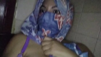 Arabian Mommy Wearing Niqab Squirts Her Pussy HARD