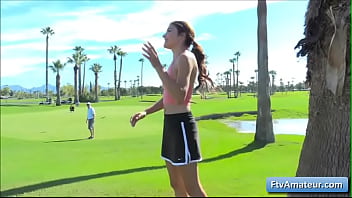 ゴルフをしているいたずらなティーンエイジャーのかわい子ちゃんの女の子を見て、屋外で彼女の喫煙体を明らかにして完全に裸になります