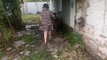 This shameless woman is not shy about changing clothes in a dirty alley