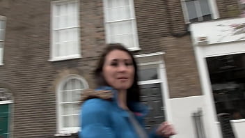 Bella fica porca si piscia in pubblico e si masturba in un quartiere popolare di Londra