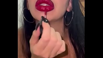 Lèvres avec du rouge à lèvres pour sucer des bites