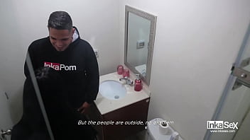 Girl fucking in the bathroom with her boyfriend