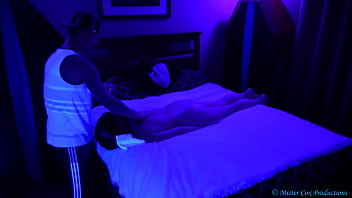 Esposa vagabunda fica com tesão durante a massagem e trai o marido - Mister Cox Productions