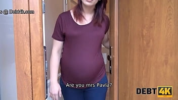 SCHULDEN4k. Schuldeneintreiber bohrt schwangere Frau mit Tätowierung auf den unteren Rücken