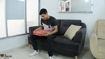 I give her a surprise with my dick in a pizza box, she gets very horny and I fuck her very hard HL