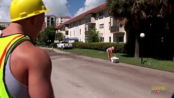 Wearing booty shorts in front of the construction worker made him mesmerized by the milf