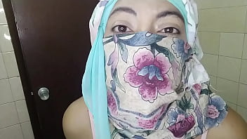Squirter from iran makes her jeans wet with all the cum