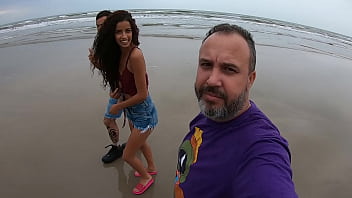 Manoella Fernandes tira tudo na praia de Itanhaém