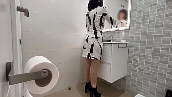 I meet the bar waiter who is waiting for him in the public toilet to fuck him and give him a blowjob until he finishes cumming in my mouth. It makes me very horny to fuck a stranger, it's the first time I've fucked a bar waiter.