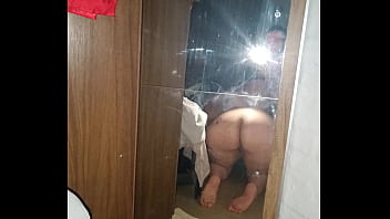 Puta chupando pija de espaldas a espejo