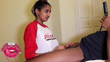 インドの若い女性がしゃぶりながら放尿しながら話す