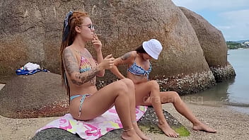 Careca maconheiro pede pra F1 e fode novinhas no pelo na beira da praia em Florianópolis 