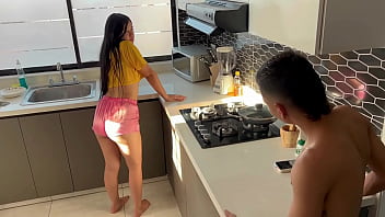 Pareja de hermanastros colombianos hacen sexo casero en la cocina.