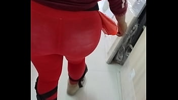 Colombiana de rojo caminando por el trabajo moviendo el culo