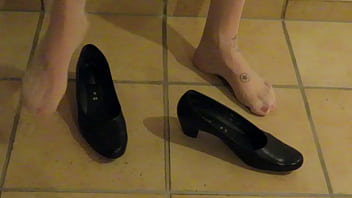 Isabelle-Sandrine, sexy tranny shoeplay