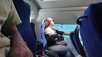 Un exhibitionniste séduit une MILF pour qu'elle suce et branle sa bite dans le bus jusqu'à ce qu'il jouisse